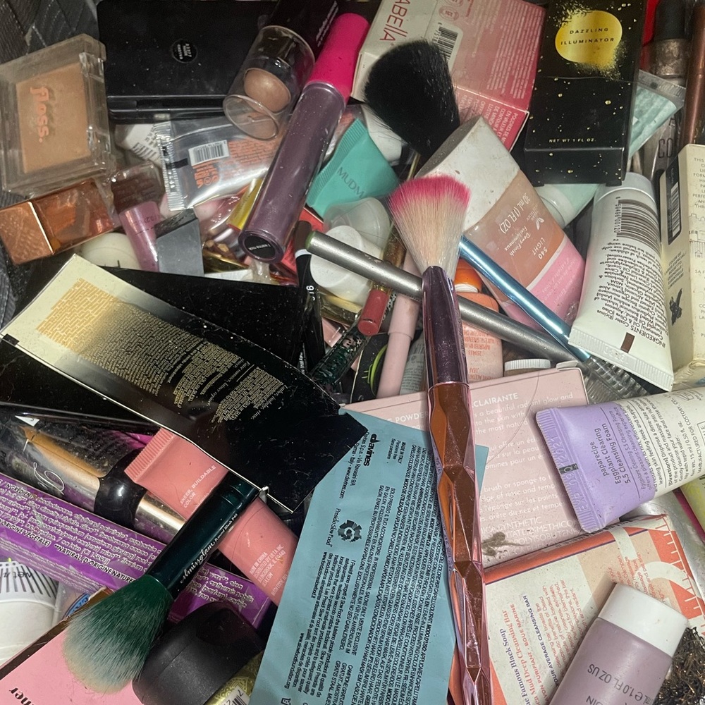 Makeup Confetti Scoop smaller ones, (large unopened makeup as well) .